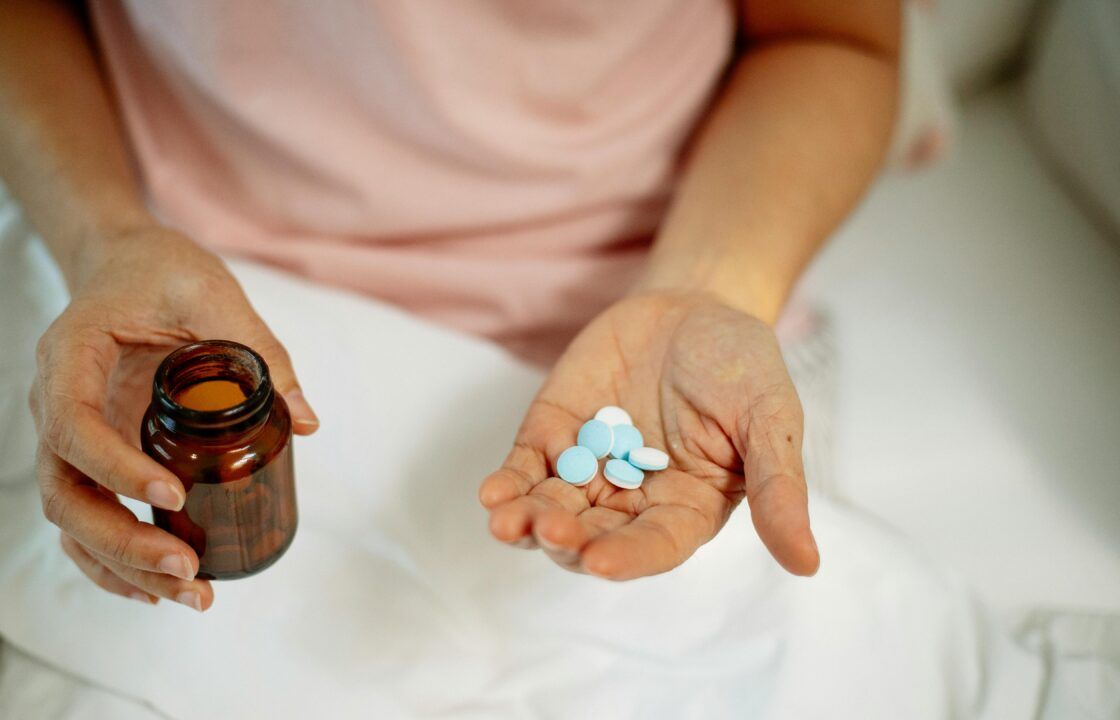 mujer mayor con varias benzodiazepinas en la mano
