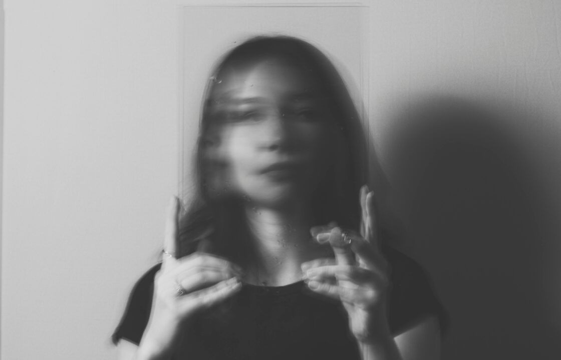mujer con rostro borroso
