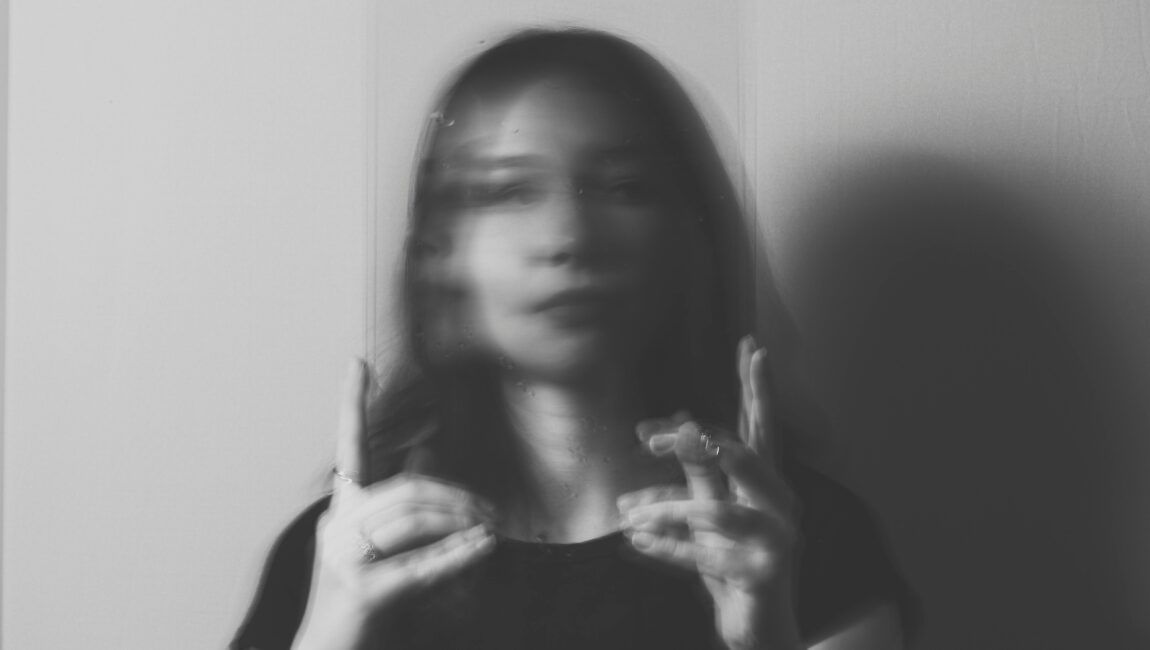 mujer con rostro borroso