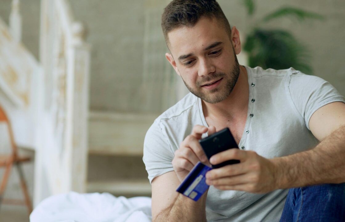 joven con movil
