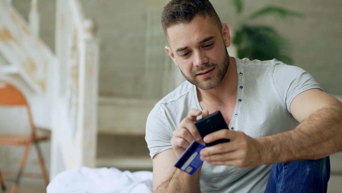 joven con movil