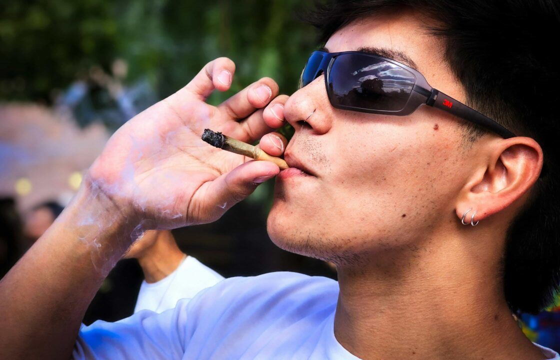 adolescente fumando cannabis