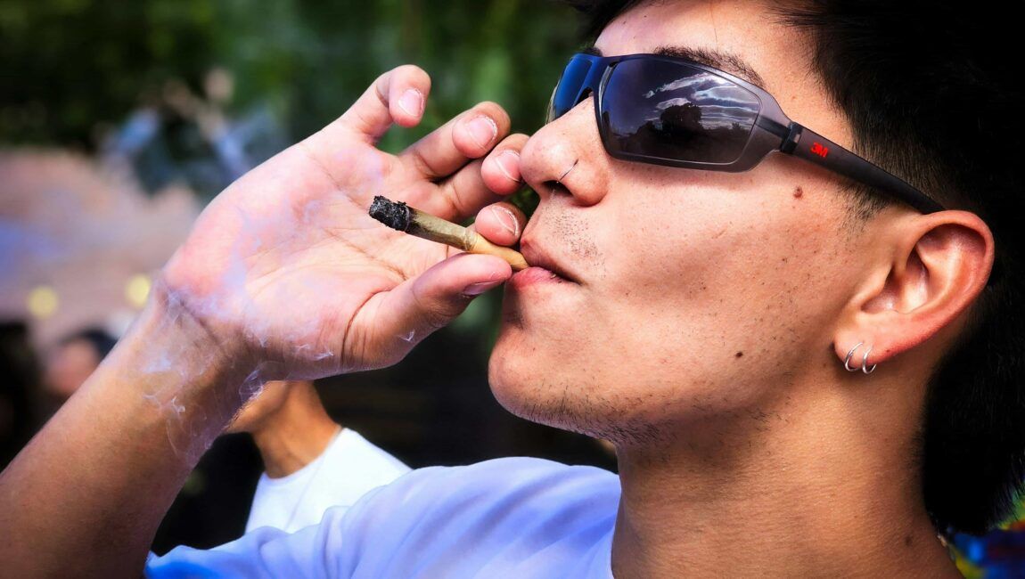 adolescente fumando cannabis