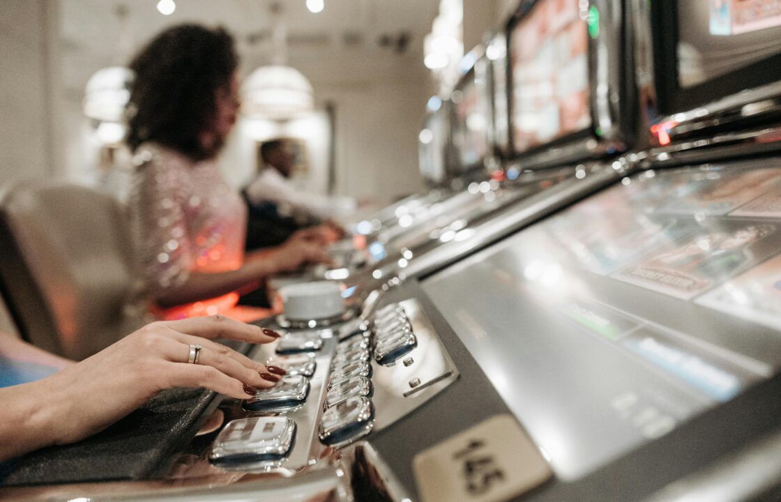 mujer jugando en una maquina tragaperras