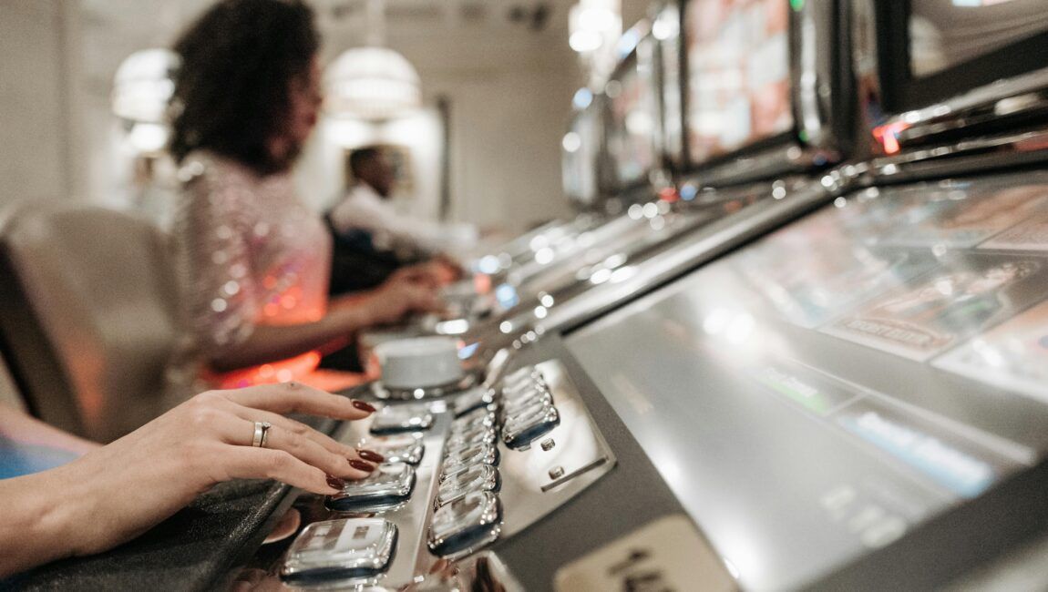 mujer jugando en una maquina tragaperras