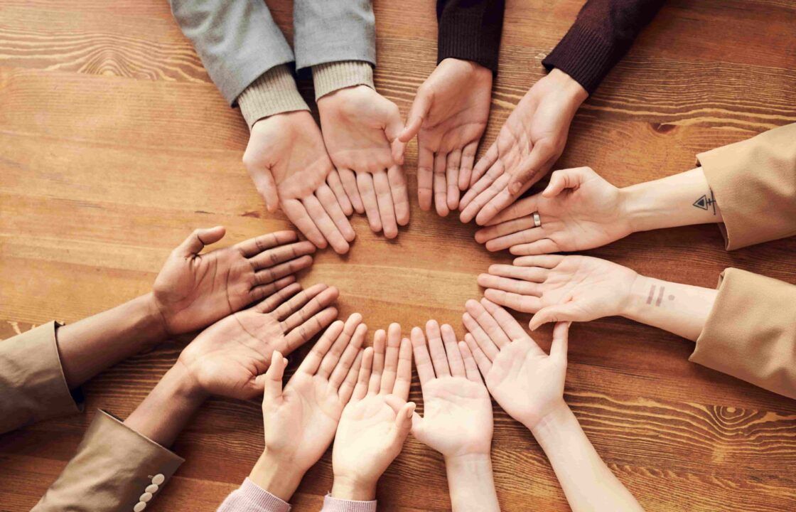 manos unidas en grupo de apoyo