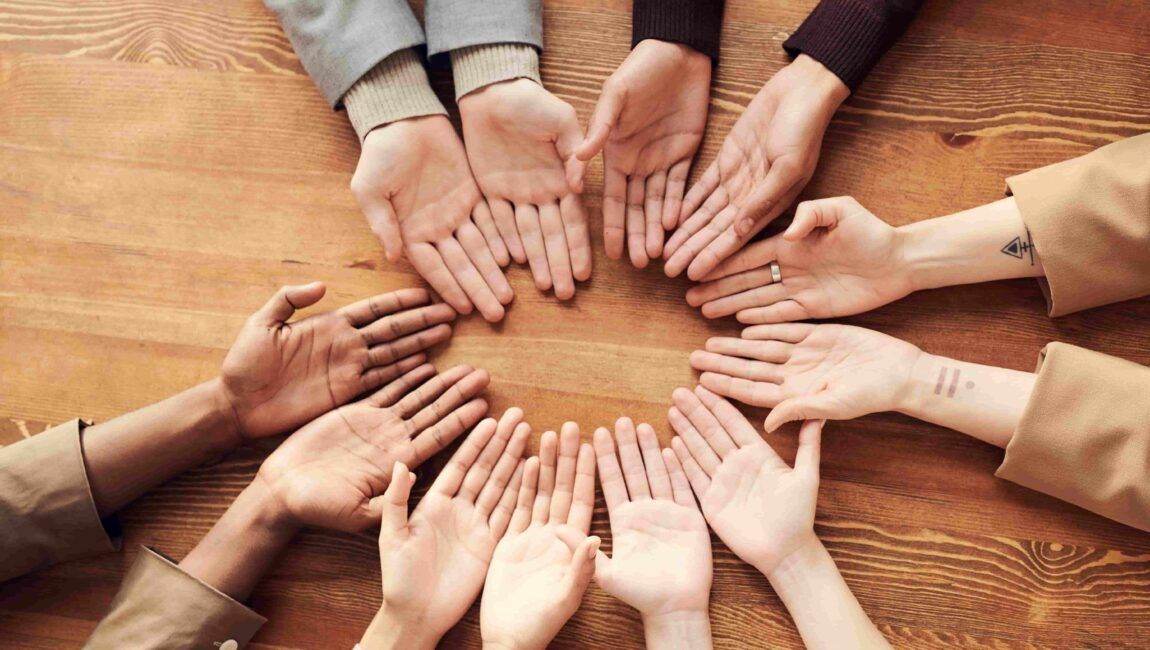 manos unidas en grupo de apoyo